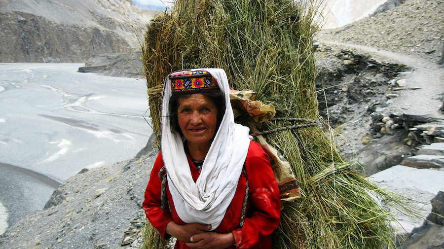 Người Hunza luôn giữ nụ cười trên môi, sống không nghi ngờ và vô tư như những đứa trẻ. Người Hunza luôn giữ nụ cười trên môi, sống không nghi ngờ và vô tư như những đứa trẻ.