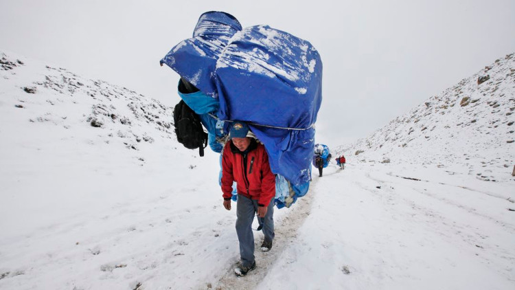 nguoi-sherpa-1-1 Dân Sherpa là phu khuôn vác chuyên nghiệp mưu sinh trên nóc nhà thế giới.