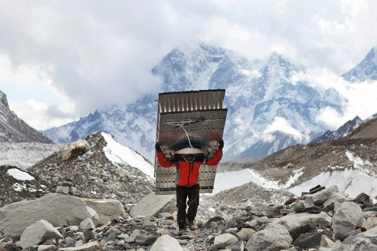 nguoi-sherpa-2 Một người Sherpa vác thang cho người đi chinh phục đỉnh Everest.