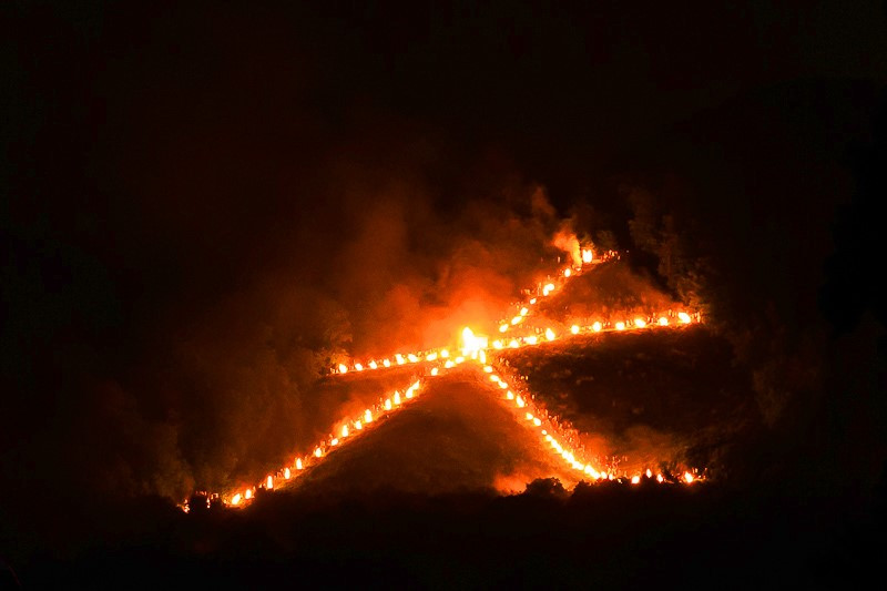 Lễ dâng lửa trong dịp Obon được tiến hành khi 5 dải lửa được đốt lên ở 5 ngọn núi xung quanh Kyoto trong khoảng một giờ.