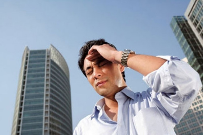 say-nang Mệt mỏi, khát nước, hoa mắt, chóng mặt... là những biểu hiện khi làm việc lâu ngoài trời nắng.