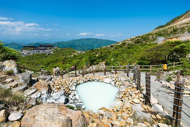 Ngoài là một địa điểm suối nước nóng nổi tiếng, nơi đây còn thu hút du khách bởi những quả trứng đen kỳ lạ.