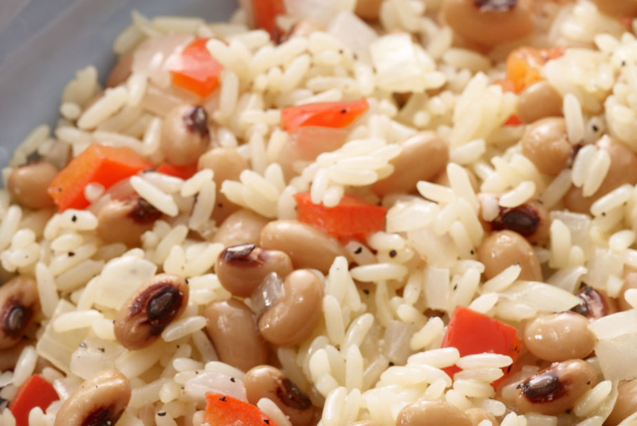 Ở miền Nam nước Mỹ, người dân thường ăn món Hoppin' John làm từ đậu mắt đen hoặc đậu đũa.
