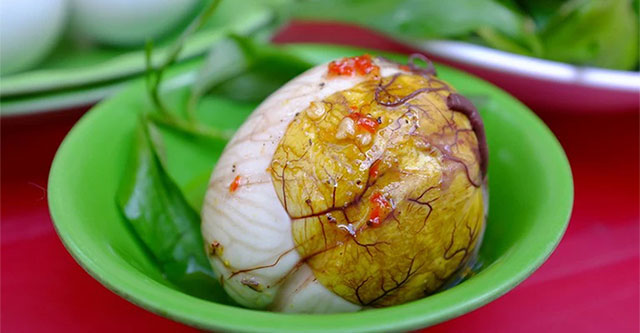 Nước trong quả trứng vịt lộn bổ như sâm? Lý giải của chuyên gia khiến nhiều người “giật mình”