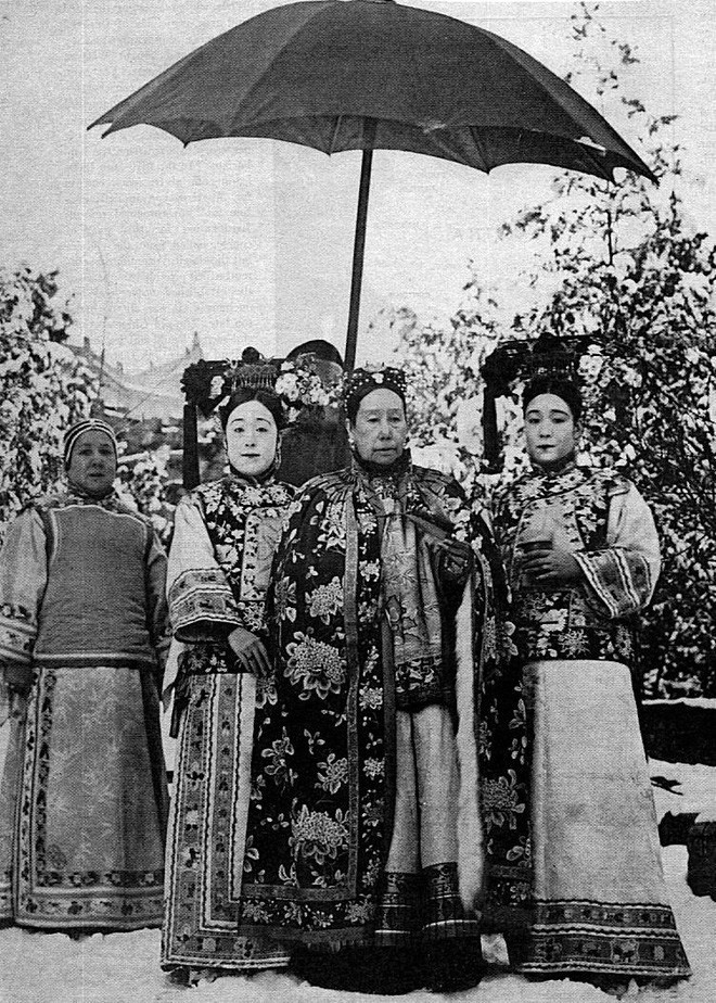 Từ Hy Thái hậu bên các Cách Cách của Thành thân vương.