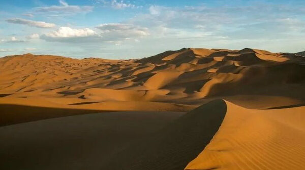 Bên dưới lớp cát dày của sa mạc Sahara ở Châu Phi có gì?