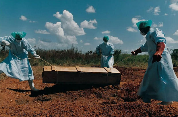xu-ly-xac-benh-nhan-ebola Ảnh: Nhân viên y tế xử lý xác bệnh nhân Ebola.