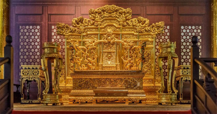 Ghế rồng chỉ dành cho vua.