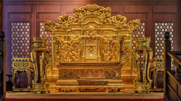 Ghế rồng trong Tử Cấm Thành: Cho tiền, chuyên gia cũng không dám chạm tay vào!